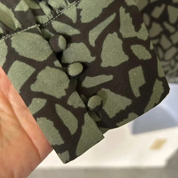 Intermix Kiera silk blouse sage green giraffe print keyhole excellent Size XS - Picture 7 of 11